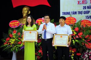 Tập thể Trung tâm TGPL tỉnh và bà Phạm Hương Lan vinh dự được Ủy ban nhân dân tỉnh tặng Bằng khen