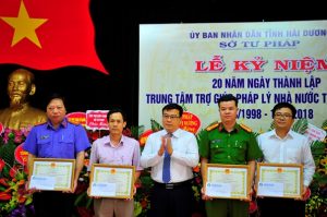 Ông Ngô Quang Giáp, Giám đốc Sở Tư pháp tặng Giấy khen cho các tập thể có thành tích xuất sắc trong công tác TGPL