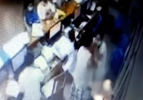 Camera Bệnh viện Đà Nẵng ghi lại cảnh người nhà bệnh nhân đánh vào mặt nữ điều dưỡng