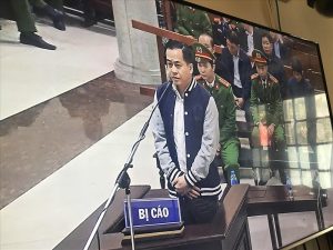 Bị cáo Phan Văn Anh Vũ tại tòa. Ảnh chụp qua màn hình tivi.